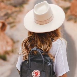 Meet your Posher, Flaurie